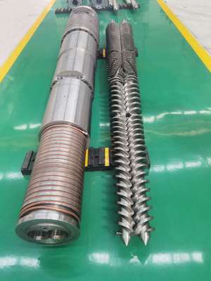 Dureza del tornillo HRC 58-62 y Dureza de nitruración 950-1050HV para el sistema de tornillo tándem cónico